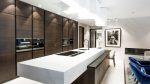Modernt och stilrent kök med bänk i marmor