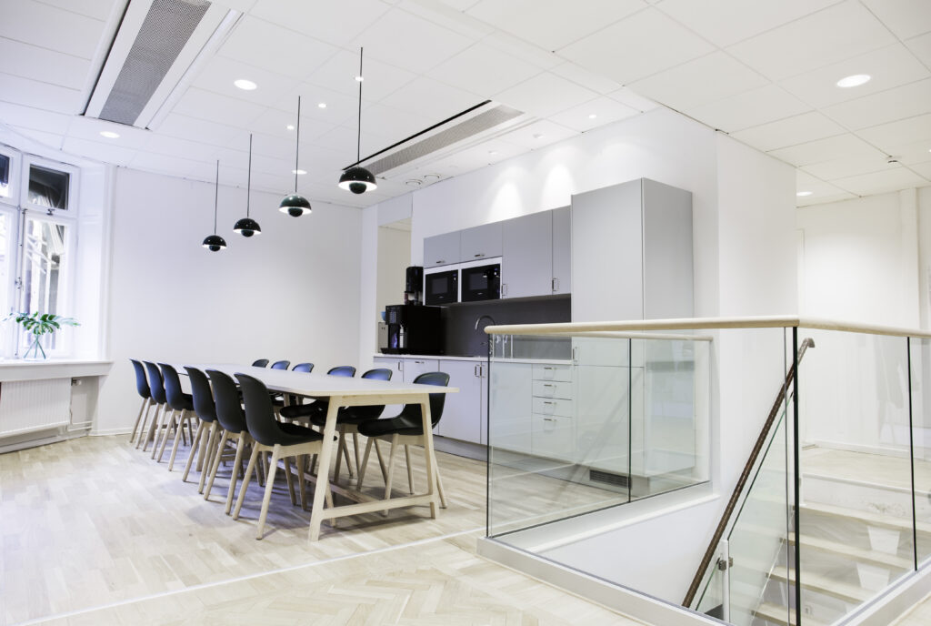 Luftig och elegant inredning i anrik arkitektur