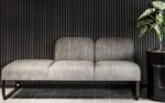 Modern soffa mot grå väg